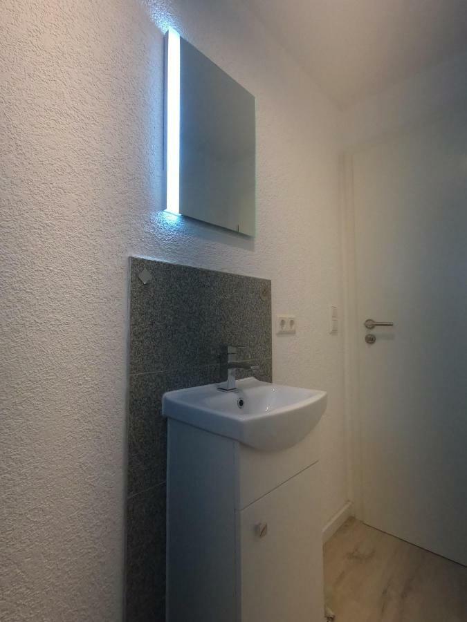 Moderne Helle 2,5 Zimmer Wohnung Mit Grossem Bad Und Kueche In Trossingen Exterior foto