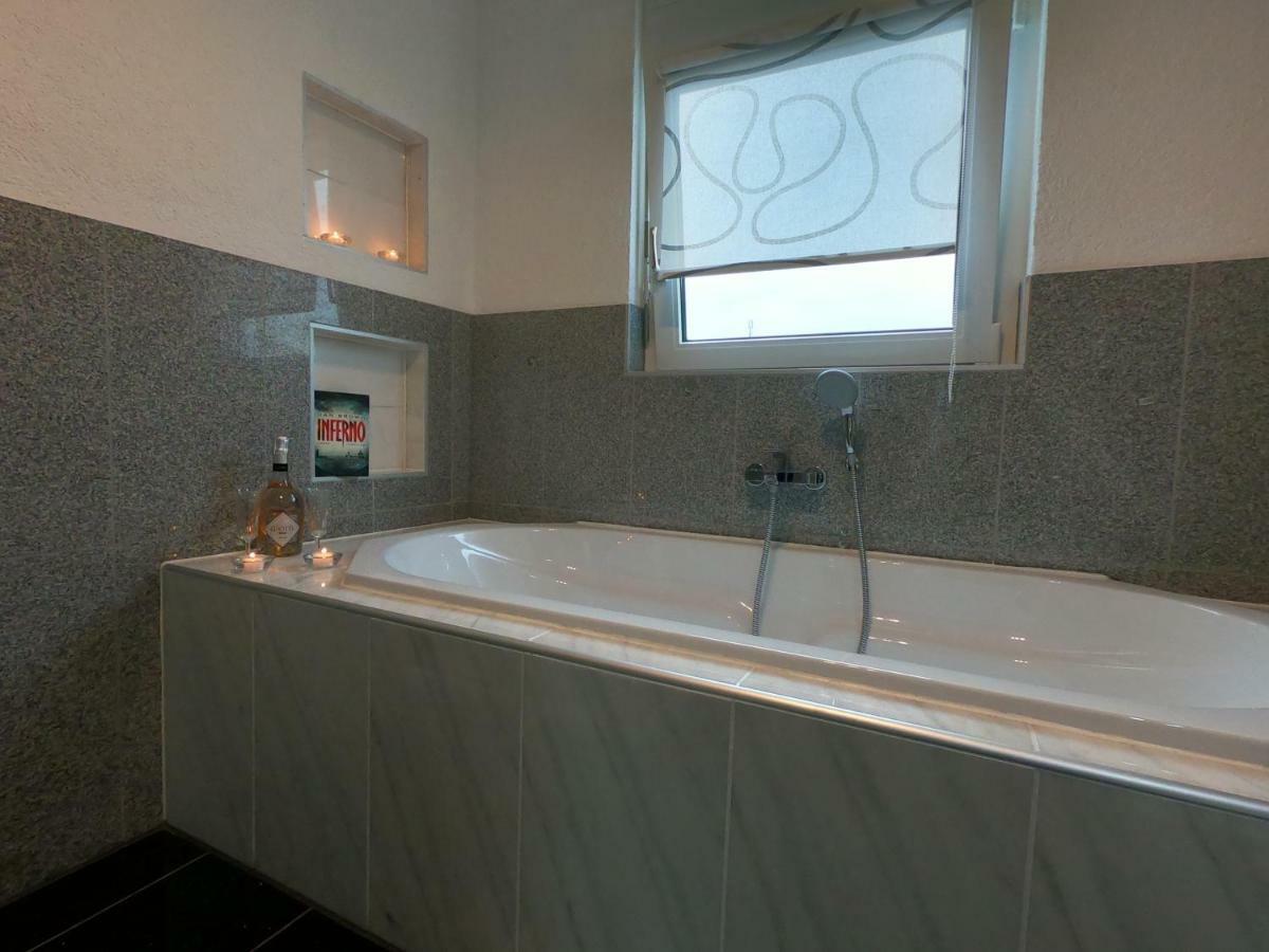 Moderne Helle 2,5 Zimmer Wohnung Mit Grossem Bad Und Kueche In Trossingen Exterior foto